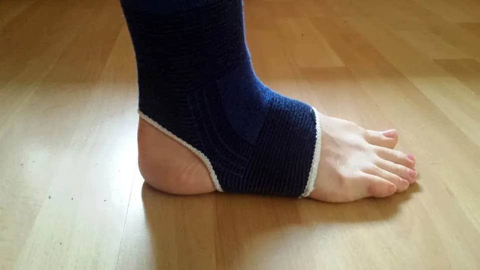 Jak wyleczyć skręconą kostkę: skuteczne metody na szybkie wyleczenie