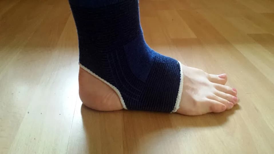 Jak wyleczyć skręconą kostkę: skuteczne metody na szybkie wyleczenie