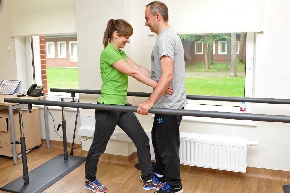 Rehabilitacja domowa NFZ: komu przysługuje i jak ją uzyskać